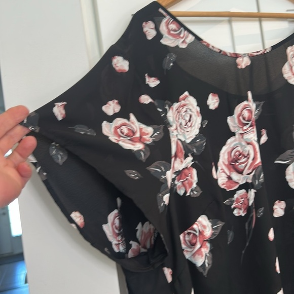 Torrid Floral Print Georgette Drape Back Top Short Sleeves Size 5 - Picture 4 of 13
